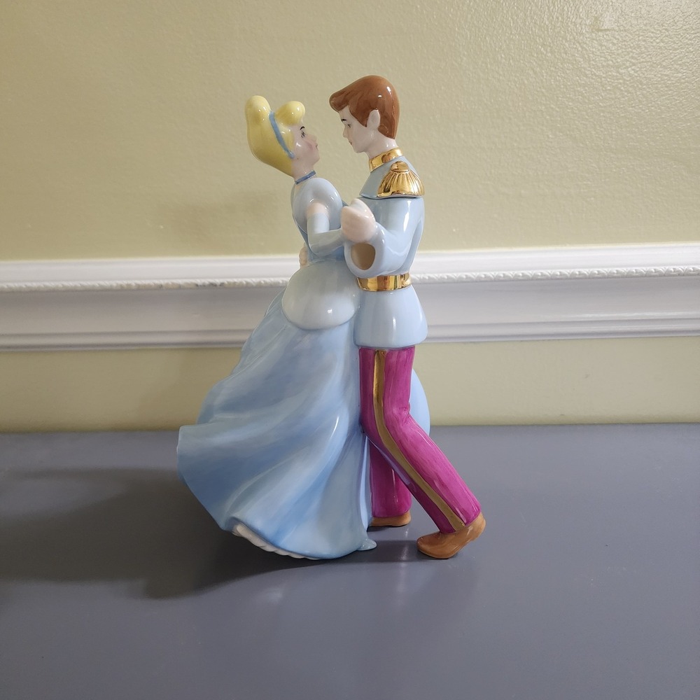 Disney Cinderella & Prince Charming Dancing Teapot‎ Ceramic Figurine Collectible